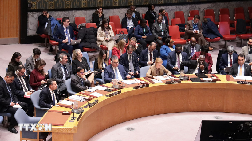 Đại diện Venezuela (hàng đầu, ngoài cùng bên trái) tham dự phiên họp khẩn của Hội đồng Bảo an. (Ảnh: Thanh Tuấn/TTXVN)