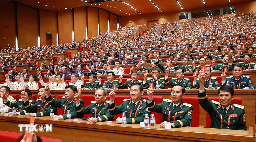 Các đại biểu biểu quyết thông qua danh sách bầu cử Ban Chấp hành Trung ương Đảng khóa XIV. (Ảnh: TTXVN)