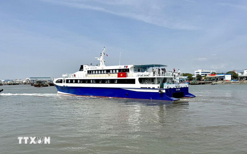 Tàu cao tốc Phú Quý Express di vận chuyển hành khách từ cảng Phan Thiết ra đặc khu Phú Quý. (Ảnh: Nguyễn Thanh/TTXVN)