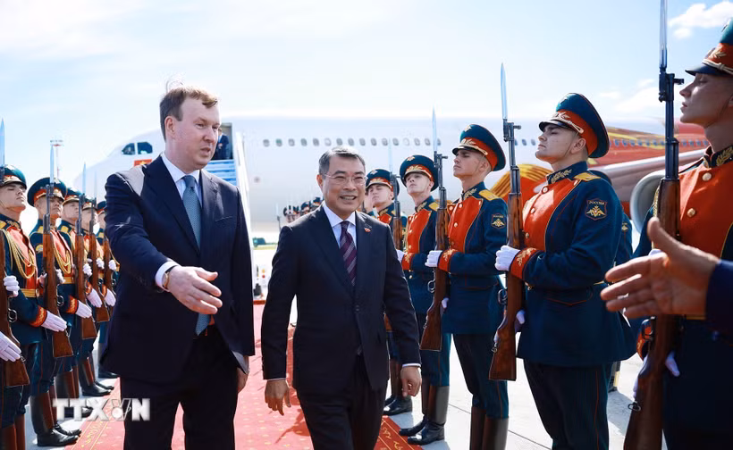 Thủ tướng Lê Minh Hưng đến thành phố Kazan bắt đầu chuyến tham dự Hội nghị Cấp cao Kỷ niệm 35 năm quan hệ ASEAN-Nga và hoạt động song phương tại Kazan, Cộng hòa Tatarstan (Liên bang Nga). (Ảnh: Dương Giang/TTXVN)