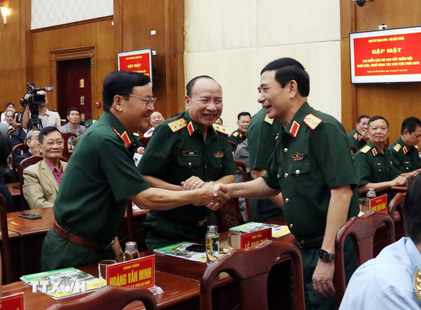 Đại tướng Phan Văn Giang, Phó Bí thư Quân ủy Trung ương, Ủy viên Bộ Chính trị, Bộ trưởng Bộ Quốc phòng thăm hỏi sức khỏe các cán bộ cấp cao nghỉ hưu, nghỉ công tác trên địa bàn các tỉnh phía Nam. (Ảnh: Xuân Khu/TTXVN)