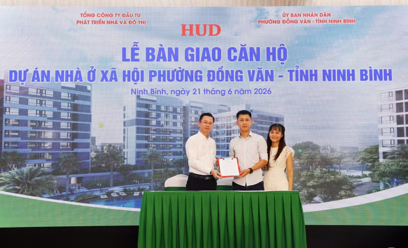 Trao biên bản bàn giao nhà cho cư dân. (Nguồn: Vietnam+)