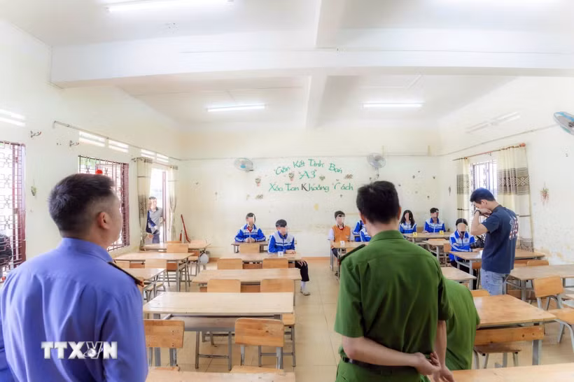 Cơ quan điều tra làm việc với nhóm học sinh tổ chức bạo lực học đường tại Trường THCS N.D., xã Di Linh làm 1 năm sinh lớp 8 treo cổ tự tử. (Ảnh: TTXVN phát)