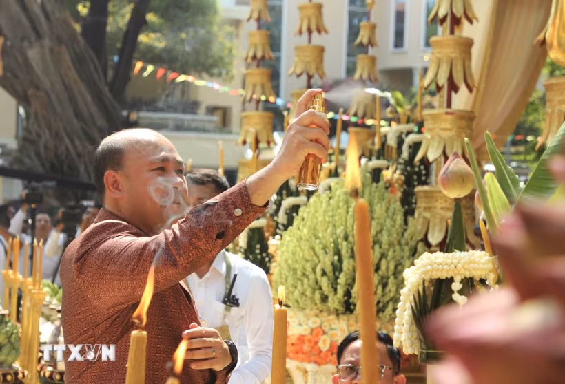 Ông Hun Many - Chủ tịch Hội Liên hiệp Thanh niên Campuchia (UYFC), Phó Thủ tướng kiêm Bộ trưởng Bộ công vụ Campuchia - thực hiện các nghi thức trong Lễ đón chư thiên, khởi đầu chuỗi chương trình hoạt động trong khuôn khổ sự kiện Nokor Sangkranta 2026 tại thắng cảnh Wat Phnom (Chùa Núi) ở trung tâm thủ đô Phnom Penh. (Ảnh: Minh Hưng/TTXVN)