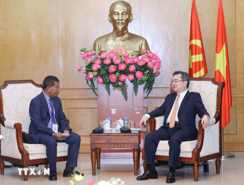 Trưởng Ban Chính sách, chiến lược Trung ương Nguyễn Thanh Nghị và ông Jacinto Rigoberto Gomes de Deus, Phó Tổng Thư ký Thứ nhất Đảng Đại hội Dân tộc Tái thiết Timor-Leste (CNRT). (Ảnh: Phương Hoa/TTXVN)