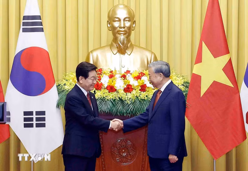Tổng B&iacute; thư, Chủ tịch nước T&ocirc; L&acirc;m v&agrave; Tổng thống H&agrave;n Quốc Lee Jae Myung tại buổi họp b&aacute;o chung. (Ảnh: Thống Nhất/TTXVN)