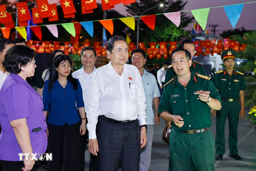 Chủ tịch Quốc hội Trần Thanh Mẫn dự đêm trại tòng quân tại xã Đông Thạnh, Thành phố Hồ Chí Minh. (Ảnh: Doãn Tấn/TTXVN)