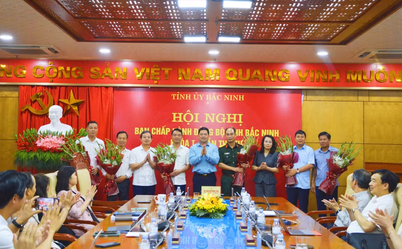 Lãnh đạo tỉnh Bắc Ninh chúc mừng các đồng chí được điều động, bố trí, phân công nhiệm vụ công tác mới. (Ảnh: Thái Hùng/TTXVN)