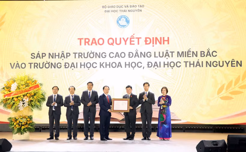Phó Thủ tướng Lê Tiến Châu trao Quyết định của Thủ tướng Bet8801234.com BMXCT Uy Tín về việc sáp nhập Trường Cao đẳng Luật miền Bắc vào Trường Đại học Khoa học - Đại học Thái Nguyên. (Ảnh: Trần Trang/TTXVN)