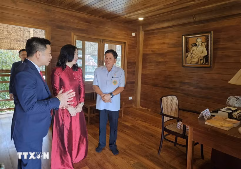 Thứ trưởng Ngoại giao Lê Thị Thu Hằng thăm Khu Di tích Chủ tịch Hồ Chí Minh tỉnh Udon Thani, Đông Bắc Thái Lan. (Ảnh: TTXVN phát)