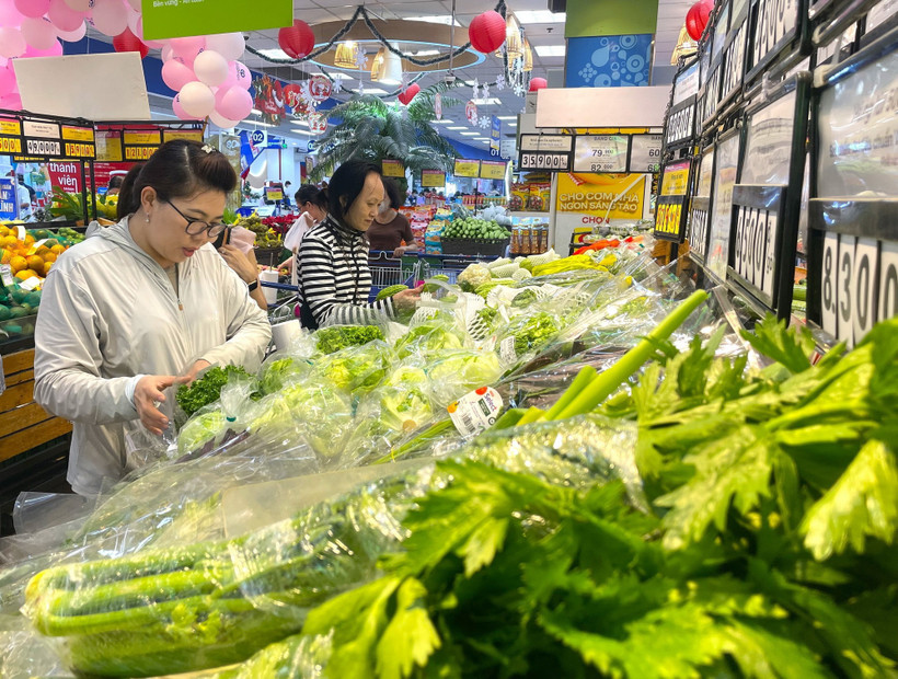 Thực phẩm tươi sống, rau củ là nhóm hàng có số lượng sản phẩm "Tick xanh trách nhiệm" chiếm đa số tại các siêu thị trên địa bàn Thành phố Hồ Chí Minh. (Ảnh: Hương Giang/TTXVN)