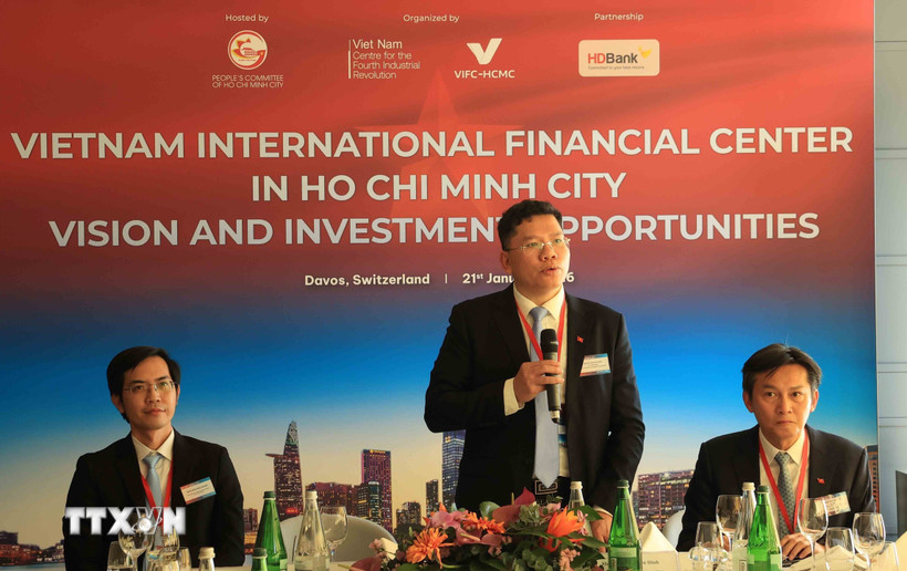 Ông Hoàng Nguyên Dinh, Phó Chủ tịch Ủy ban Nhân dân Thành phố Hồ Chí Minh, phát biểu tại sự kiện về Trung tâm tài chính quốc tế của Việt Nam tại Davos. (Ảnh: Anh Hiển/TTXVN)