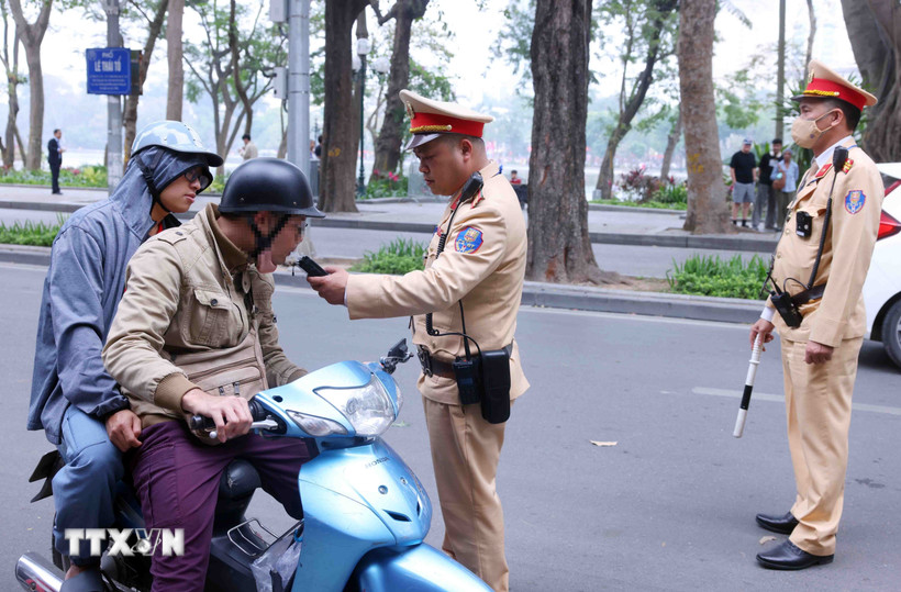 Trong sáng mùng 1 Tết, Đội Cảnh sát giao thông số 1, Công an Hà Nội đã bố trí nhiều tổ công tác trên các tuyến phụ trách, tập trung xử lý vi phạm nồng độ cồn với người điều khiển ô tô, xe máy và xe đạp. (Ảnh: Phạm Kiên/TTXVN)