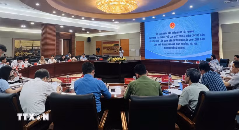 Cuộc làm việc với một số công dân có kiến nghị, khiếu nại liên quan đến việc thu hồi đất. (Ảnh: Minh Huệ/TTXVN)