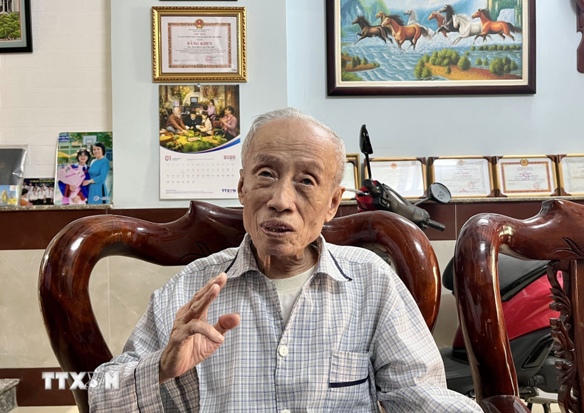 Ông Phan Minh Huệ, nguyên cán bộ, giảng viên Trường Đại học Giao thông vận tải Thành phố Hồ Chí Minh, chia sẻ với phóng viên TTXVN. (Ảnh: Tiến Lực/TTXVN)