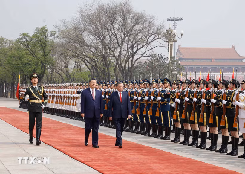 Tổng Bí thư, Chủ tịch Trung Quốc Tập Cận Bình chủ trì Lễ đón chính thức Tổng Bí thư, Chủ tịch nước Tô Lâm Tổng Bí thư, Chủ tịch nước Tô Lâm và Tổng Bí thư, Chủ tịch nước Trung Quốc Tập Cận Bình duyệt Đội danh dự Quân giải phóng Nhân dân Trung Quốc. (Ảnh: Thống Nhất/TTXVN)