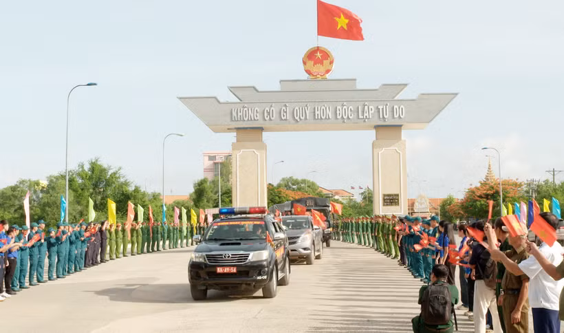 Ban Chỉ đạo 515 tỉnh An Giang đón đội K92 hoàn thành nhiệm vụ về nước. (Ảnh: Văn Sĩ/TTXVN)