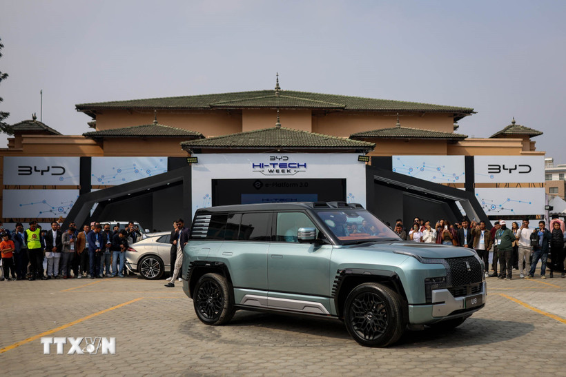 Sản phẩm xe điện của Hãng sản xuất ôtô Trung Quốc BYD được giới thiệu tại tuần lễ công nghệ cao ở Kathmandu, Nepal ngày 26/2/2025. (Ảnh: THX/TTXVN)