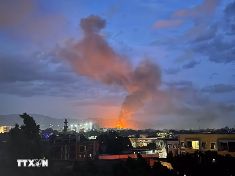 Khói bốc lên sau vụ nổ kho vũ khí tại Bujumbura, Burundi, ngày 31/3/2026. (Ảnh: THX/TTXVN)