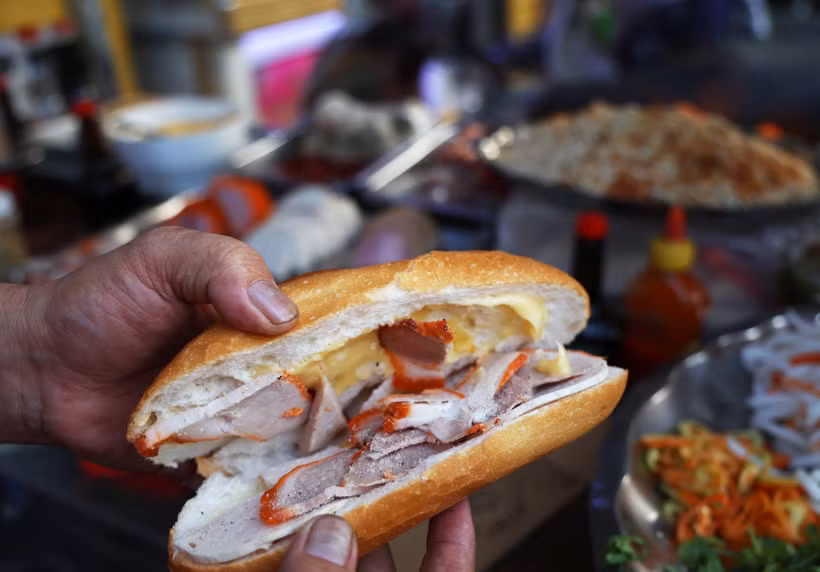 Nhân bánh mỳ với các loại thịt nguội, chả, bơ, pate… (Ảnh: Hồng Đạt/TTXVN)