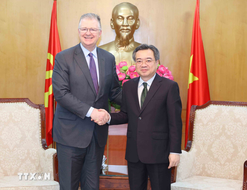 Trưởng Ban Chính sách, Chiến lược Trung ương Nguyễn Thanh Nghị tiếp ông Daniel J. Kritenbrink, Uỷ viên Hội đồng quản trị Tập đoàn TAG (Hoa Kỳ). (Ảnh: Phương Hoa/TTXVN)