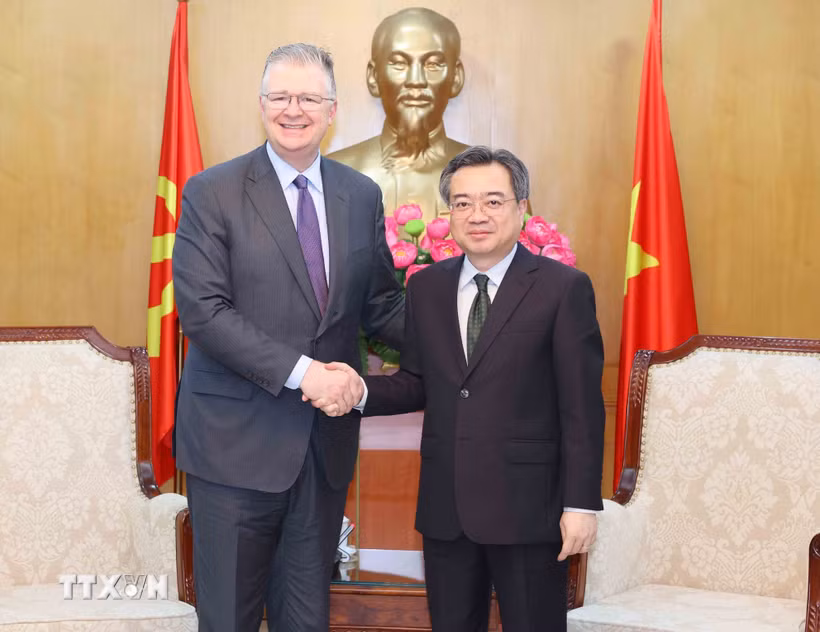 Trưởng Ban Chính sách, Chiến lược Trung ương Nguyễn Thanh Nghị tiếp ông Daniel J. Kritenbrink, Uỷ viên Hội đồng quản trị Tập đoàn TAG (Hoa Kỳ). (Ảnh: Phương Hoa/TTXVN)