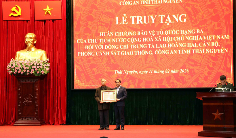 Bí thư Tỉnh ủy Thái Nguyên Trịnh Xuân Trường trao Huân chương Bảo vệ Tổ quốc hạng Ba của Chủ tịch nước tặng cho thân nhân Trung tá Lao Hoàng Hải. (Ảnh: Thu Hằng/TTXVN)
