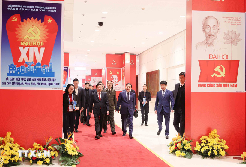 Thường trực Ban Bí thư Trần Cẩm Tú kiểm tra khu vực Trung tâm hội nghị. (Ảnh: An Đăng/TTXVN)