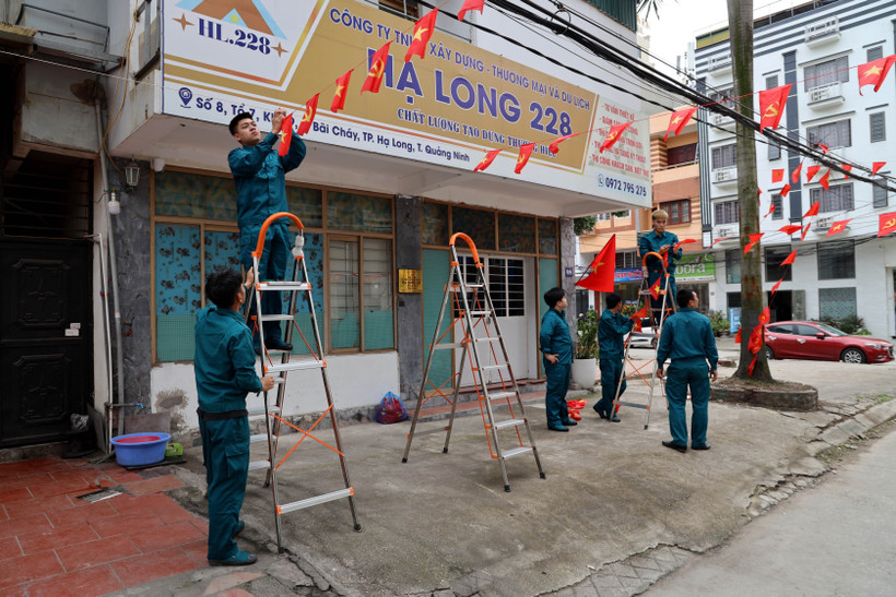 Lực lượng chức năng phường Bãi Cháy trang trí các tuyến đường, khu phố cho ngày bầu cử. (Ảnh: Đức Hiếu/TTXVN)