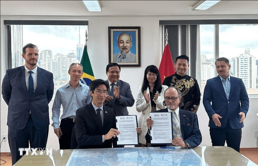Lễ ký kết Biên bản ghi nhớ (MOU) giữa Phòng Thương mại Brazil-Việt Nam (BVC) và Phòng Thương mại và Công nghiệp Brazil-Việt Nam bang Espírito Santo (CCBV-ES) tại Sao Paulo ngày 7/2. (Ảnh: Đại sứ quán cung cấp)