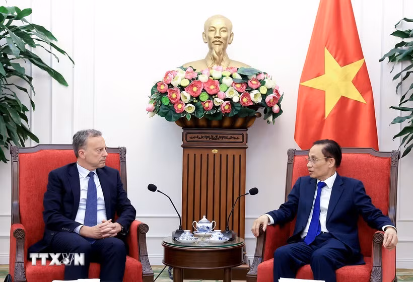Bộ trưởng Ngoại giao Lê Hoài Trung tiếp Tổng Thư ký Bộ Châu Âu và Ngoại giao Cộng hoà Pháp Martin Briens. (Ảnh: Tuấn Anh/TTXVN)