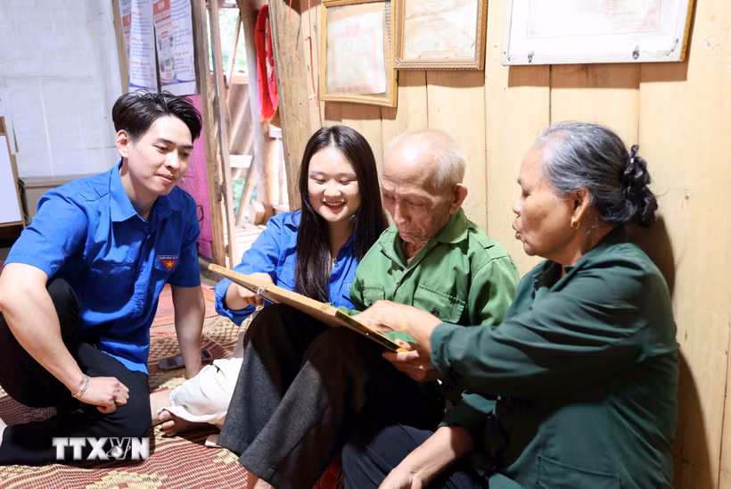Ông Lò Văn Hếnh ở bản Nà Hường, xã Tà Hộc, tỉnh Sơn La (96 tuổi), cựu thanh niên xung phong, giai đoạn 1952-1954 tại Ngã ba Cò Nòi ôn lại kỷ niệm một thời tham gia chiến đấu. (Ảnh: Quang Quyết/TTXVN)