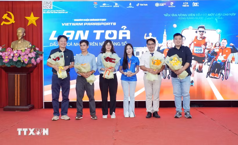 Ban tổ chức tặng hoa tới các diễn giả tham gia Ngày hội sáng tạo Vietnam ParaSports với chủ đề "Lan tỏa dấu ấn cá nhân trên nền tảng số". (Ảnh: Trung Tuyến/TTXVN)