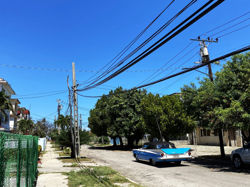 Các đường dây điện phía trên một con đường ở Miramar, La Habana (Cuba). (Ảnh: Ngọc Duy/TTXVN)