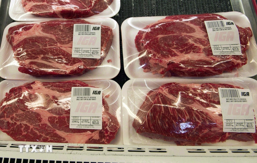 Thịt bò được bày bán tại cửa hàng ở Montreal, Canada. (Ảnh: The Canadian Press/TTXVN)