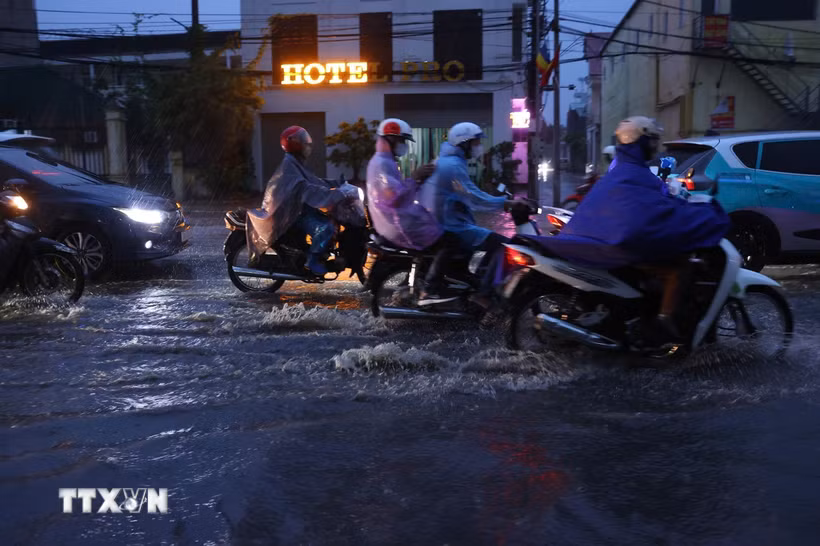 Mưa lớn gây ngập cục bộ tại một số nơi ở Hà Nội. (Ảnh: Văn Điệp/TTXVN)