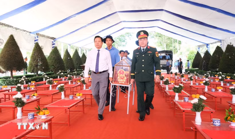 Lễ đón 173 hài cốt liệt sĩ quân tình nguyện và chuyên gia Việt Nam hy sinh tại Campuchia được tổ chức trang nghiêm tại Nghĩa trang Liệt sỹ Vĩnh Hưng-Tân Hưng, tỉnh Tây Ninh. (Ảnh: Bùi Giang/TTXVN)