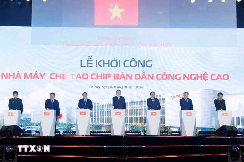 Tổng Bí thư Tô Lâm, Thủ tướng Phạm Minh Chính và các đại biểu phát lệnh khởi công Nhà máy chế tạo Chip bán dẫn công nghệ cao. (Ảnh: Thống Nhất/TTXVN)
