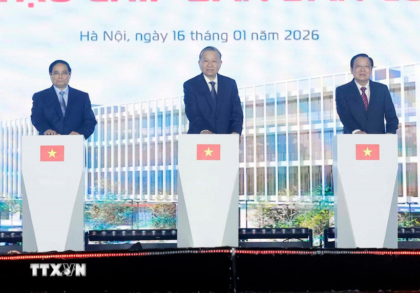 Tổng Bí thư Tô Lâm, Thủ tướng Phạm Minh Chính và Trưởng Ban Nội chính Trung ương Phan Đình Trạc phát lệnh khởi công Nhà máy chế tạo Chip bán dẫn công nghệ cao. (Ảnh: Thống Nhất/TTXVN)