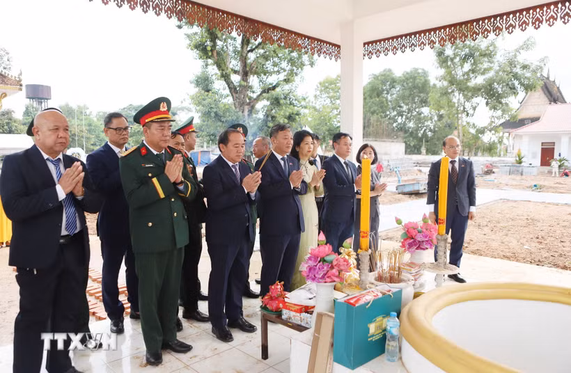 Đại sứ Việt Nam tại Lào Nguyễn Minh Tâm và Thường vụ Tỉnh ủy Vientiane Lammay Koutlavong cùng các đại biểu thắp hương cầu trước anh linh các Anh hùng liệt sỹ. (Ảnh: Xuân Tú/TTXVN)