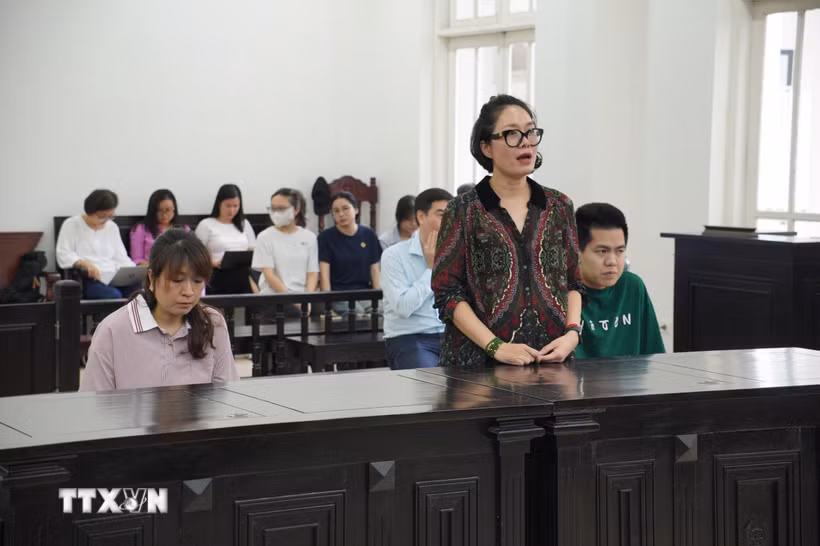 Bị cáo Tô Lan Phương khai báo tại phiên tòa. (Ảnh: Kim Anh/TTXVN)