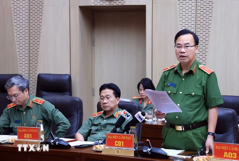 Thiếu tướng Lê Văn Tân, Phó Chánh Văn phòng Bộ Công an trả lời câu hỏi của các cơ quan thông tấn, báo chí. (Ảnh: Tuấn Anh/TTXVN)