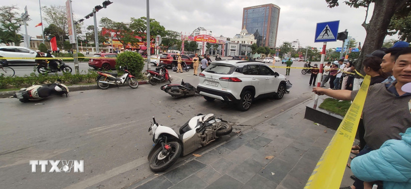Hiện trường vụ "xe điên" húc văng 15 xe máy tại đường Lê Hồng Phong, phường Hải An, thành phố Hải Phòng. (Ảnh: Hoàng Ngọc/TTXVN)