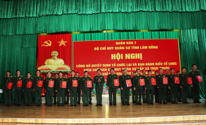 Bộ Chỉ huy Quân sự tỉnh Lâm Đồng tổ chức công bố Quyết định của Bộ Quốc phòng về việc tổ chức lại Ban Chỉ huy quân sự cấp xã. (Ảnh: Chu Quốc Hùng/TTXVN)