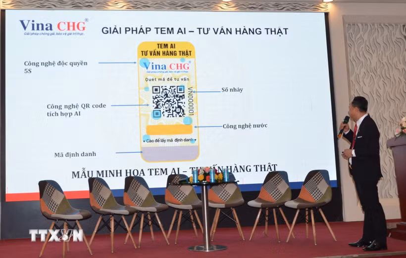 Lãnh đạo Hội bảo vệ quyền lợi người tiêu dùng Thành phố Hồ Chí Minh trình bày giải pháp sử dụng tem AI phát hiện hàng giả. (Ảnh: Linh Sơn/TTXVN)