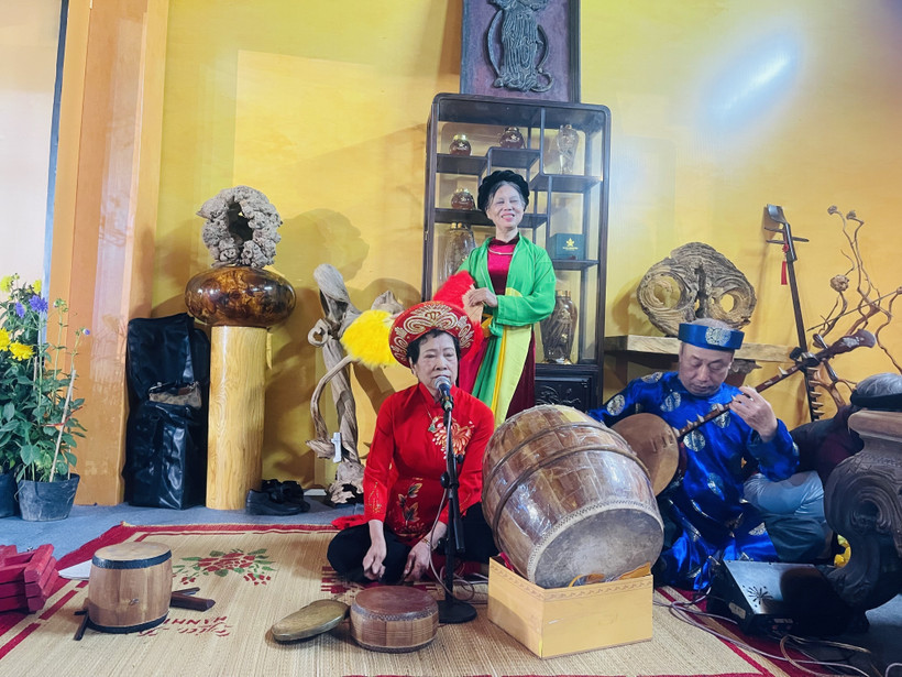 Các nghệ sỹ hát chầu văn trong không gian “Happy Tết 2026”. (Ảnh: Tuyết Mai/TTXVN)