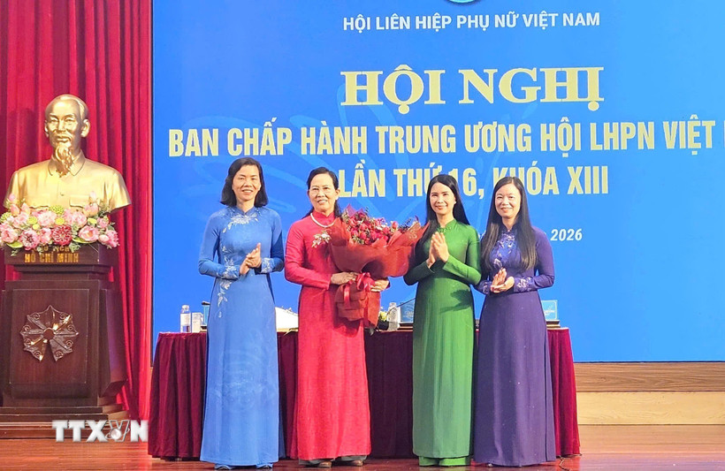Ban Chấp hành Hội Liên hiệp Phụ nữ Việt Nam tặng hoa chúc mừng bà Lê Thị Thủy. (Ảnh: Phúc Hằng/TTXVN)