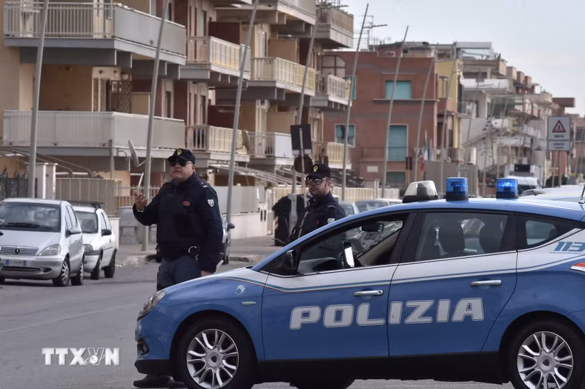 Cảnh sát tuần tra tại Ostia, Italy. (Ảnh: AFP/TTXVN)