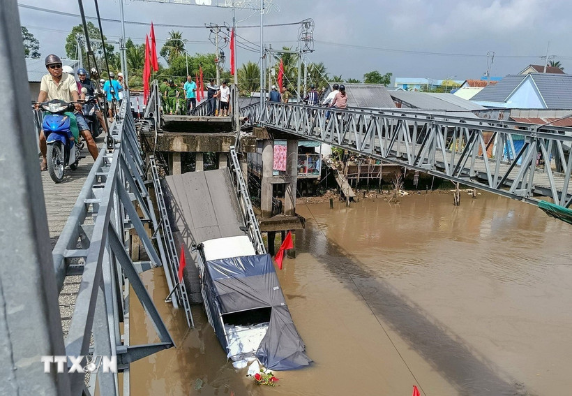 Xe tải chở gạo rơi xuống sông Thốt Nốt khi cầu 30/4 bị sập. (Ảnh: TTXVN phát)