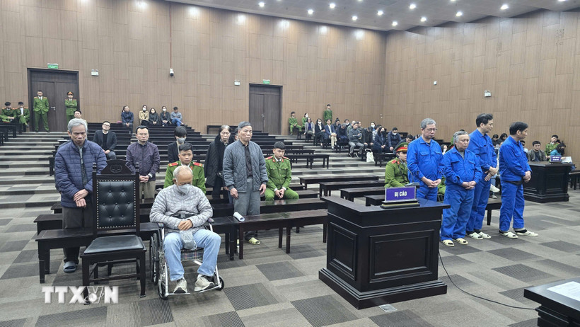 Các bị cáo nghe Tòa tuyên án. (Ảnh: Kim Anh/TTXVN)